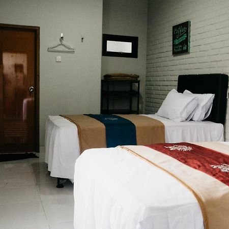 Argya Guesthouse ジョグジャカルタ エクステリア 写真